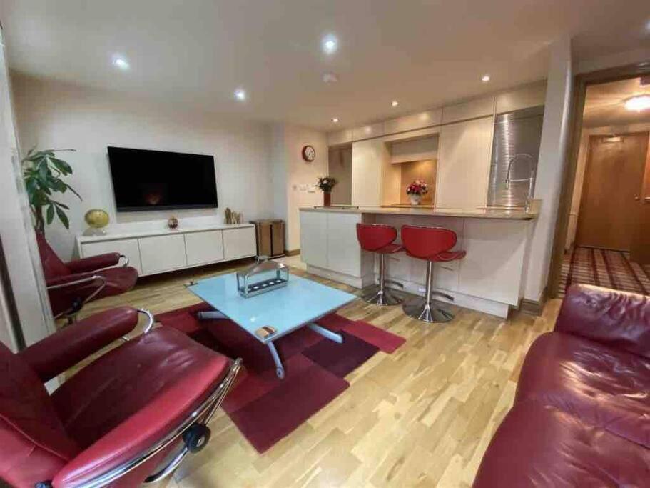 Lovely 2 Double Bedroom Flat With Patio マンチェスター エクステリア 写真